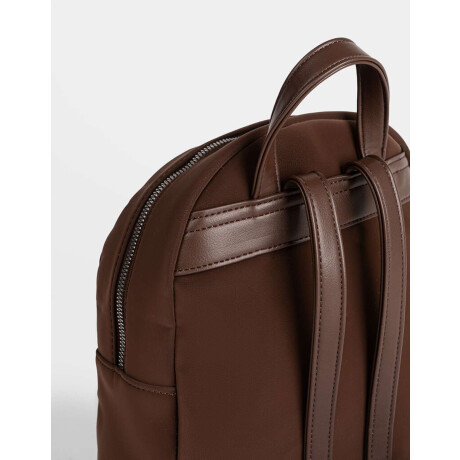 Mochila De Cuerina Con Charm Marron Oscuro