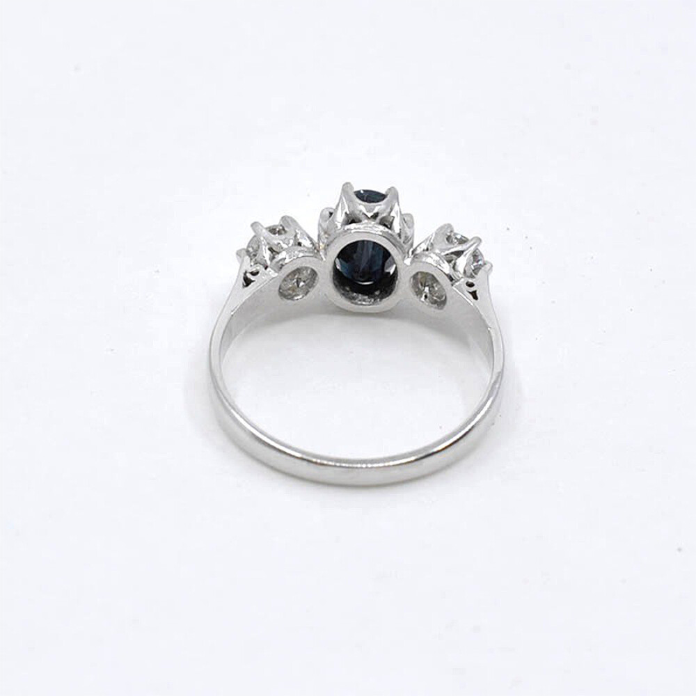 Anillo En Platino, Zafiro Oval Y Brillantes Anillo En Platino, Zafiro Oval Y Brillantes