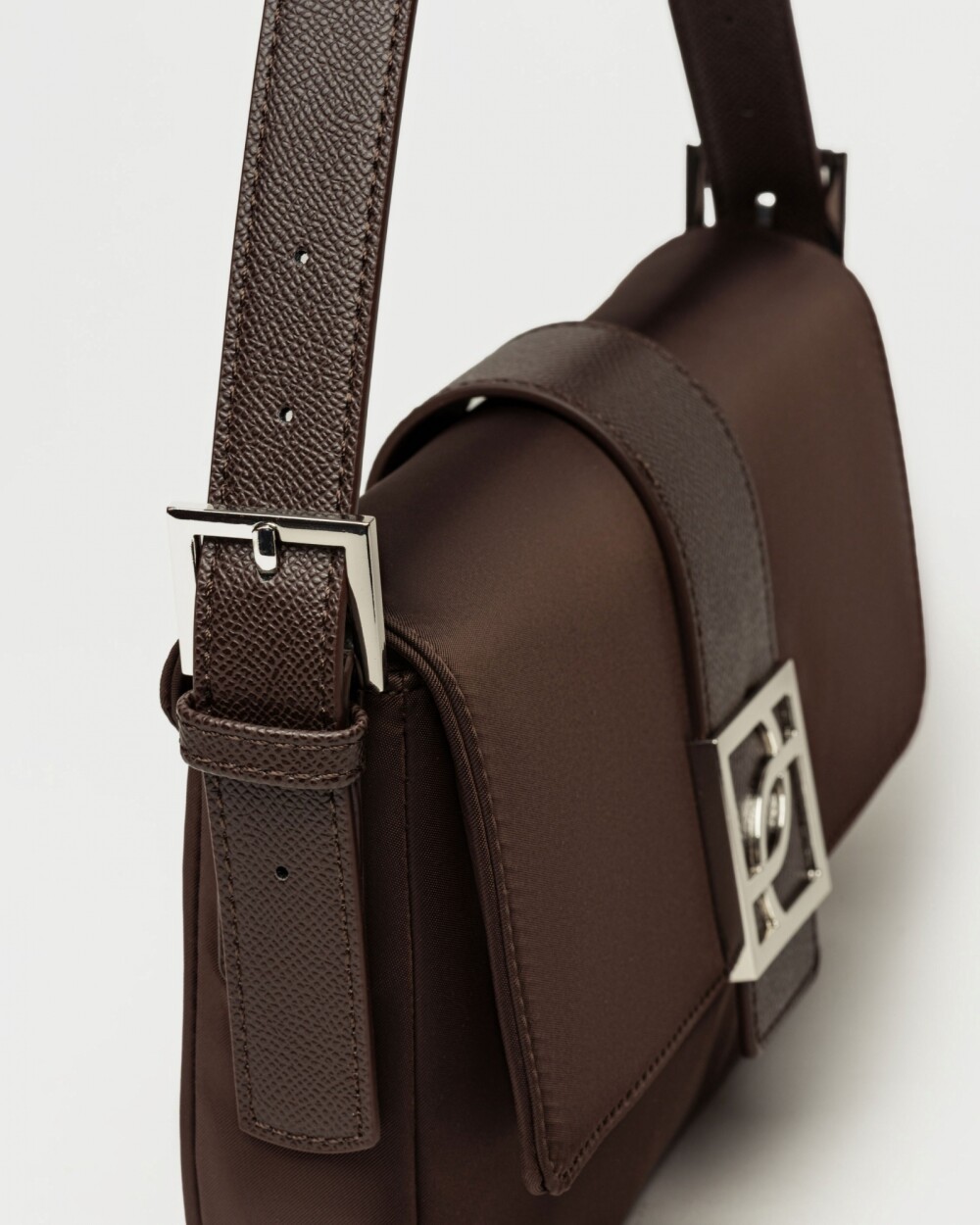 Cartera al hombro Signature en nylon Chocolate