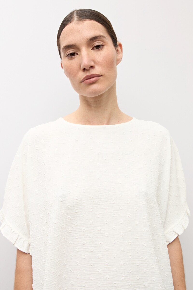 Blusa plumetti con volados crudo