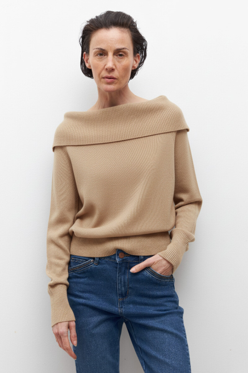 Sweater escote bardot beige