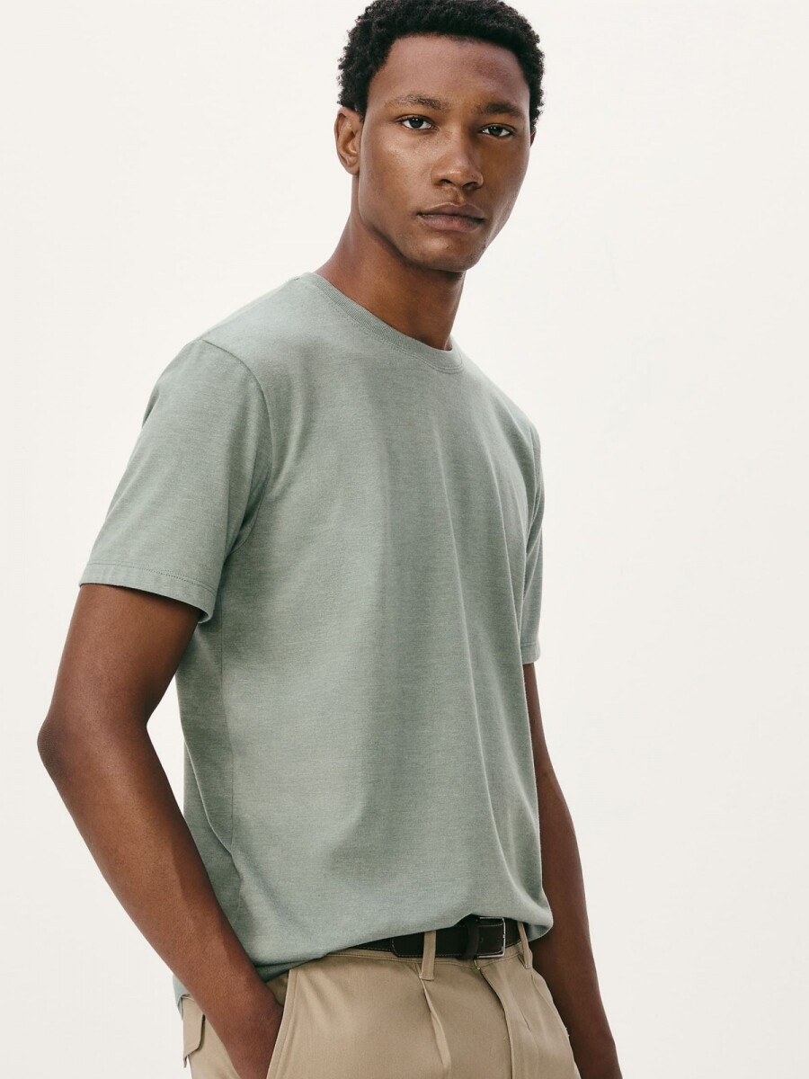 CAMISETA BÁSICA UNISSEX REGULAR WORLD - VERDE 