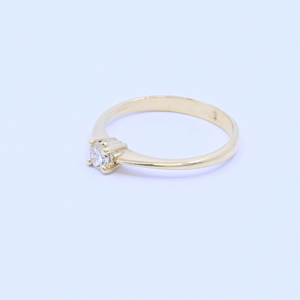 Anillo solitario oro 18k y brillante engarce 4 puntas. Anillo solitario oro 18k y brillante engarce 4 puntas.