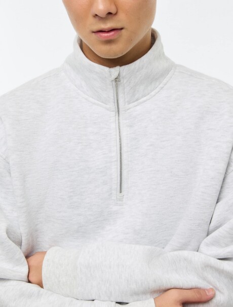 SUDADERA DE CUELLO ALTO GRIS CLARO
