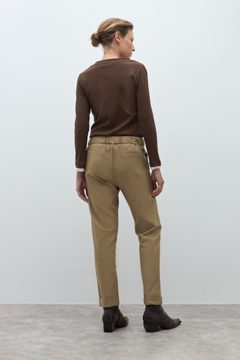Pantalón con cinto tostado
