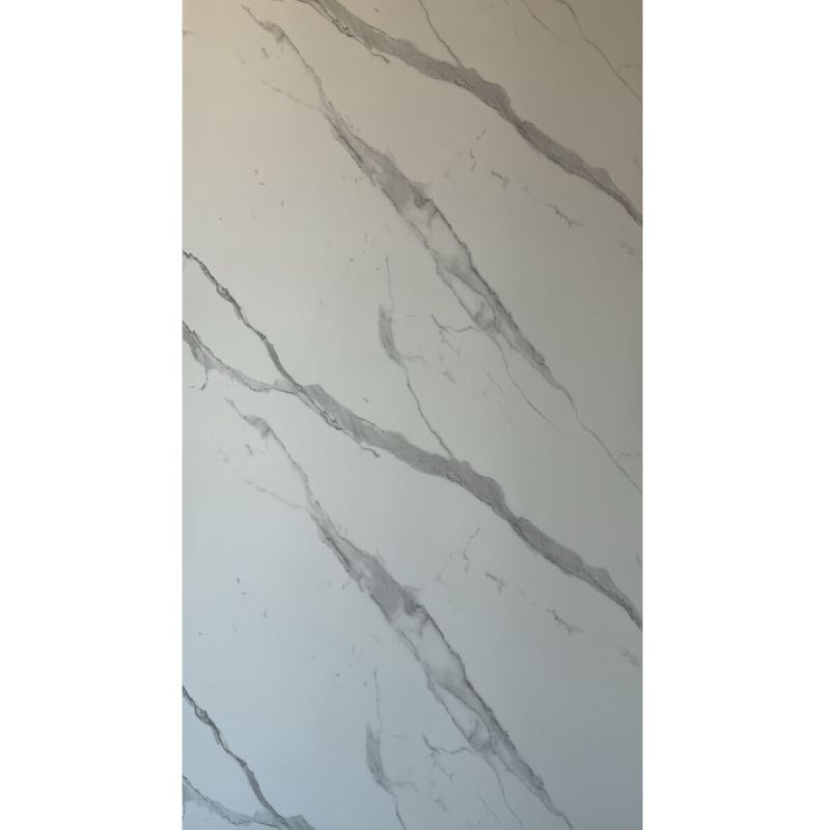 PLACA 1.22 X 2.44 MT SIMIL MARMOL - BLANCO VETAS GRISES 