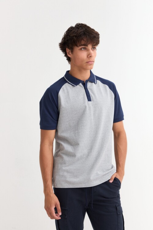 Remera polo manga corta combinada GRIS