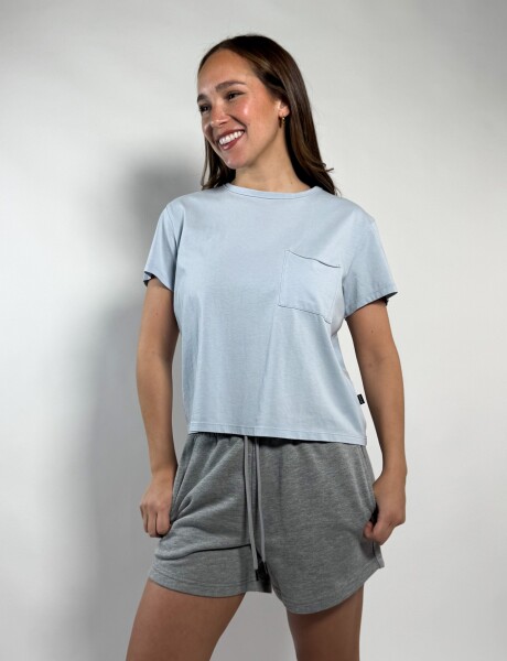 Remera con bolsillo Caro Celeste