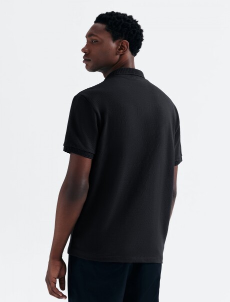 CAMISA CON CUELLO Y TELA TEXTURIZADA NEGRO