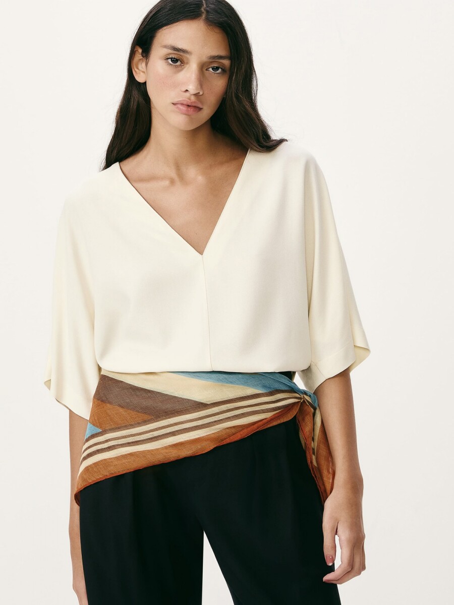 BLUSA CON ESCOTE EN V Y MANGAS 3/4 - BEIGE 