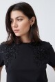 Remera con apliques bordados negro