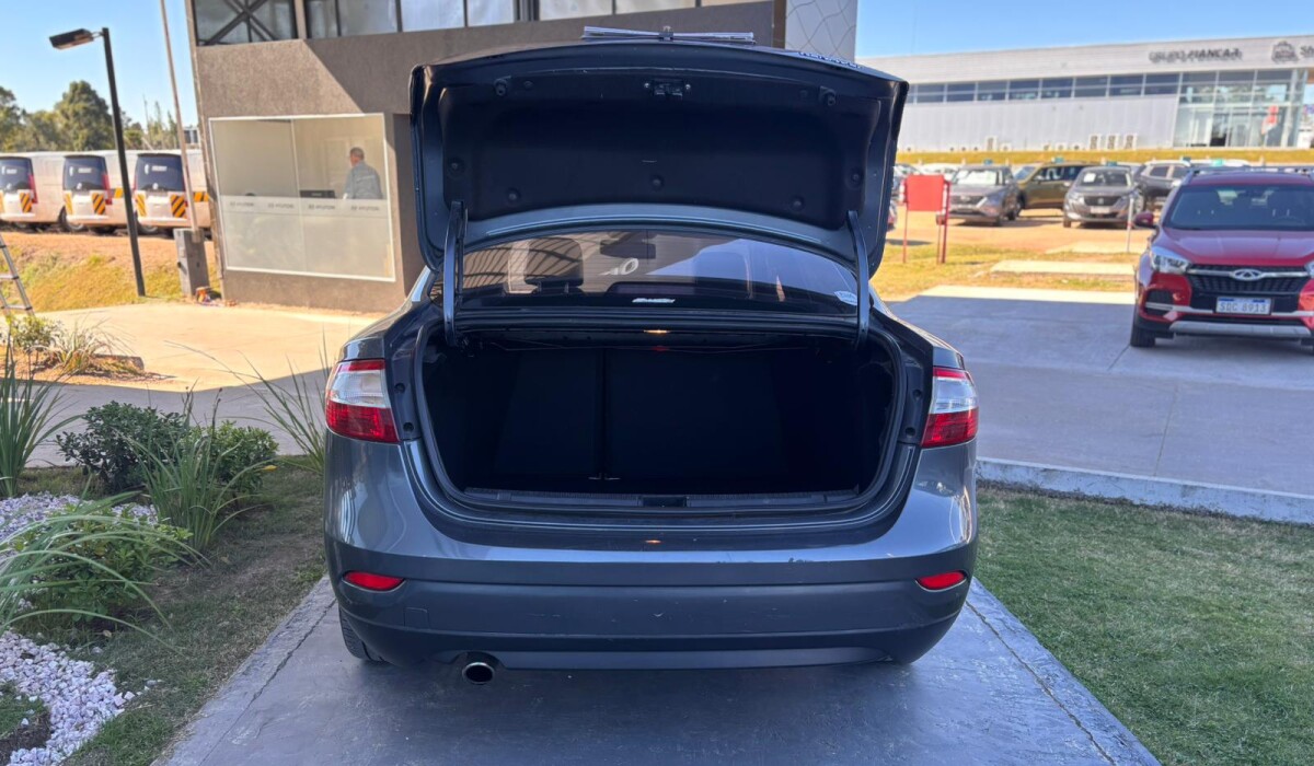 Renault Fluence Dynamique AT - 2011 Renault Fluence Dynamique AT - 2011