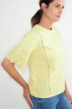 Remera escote base con broderie lima