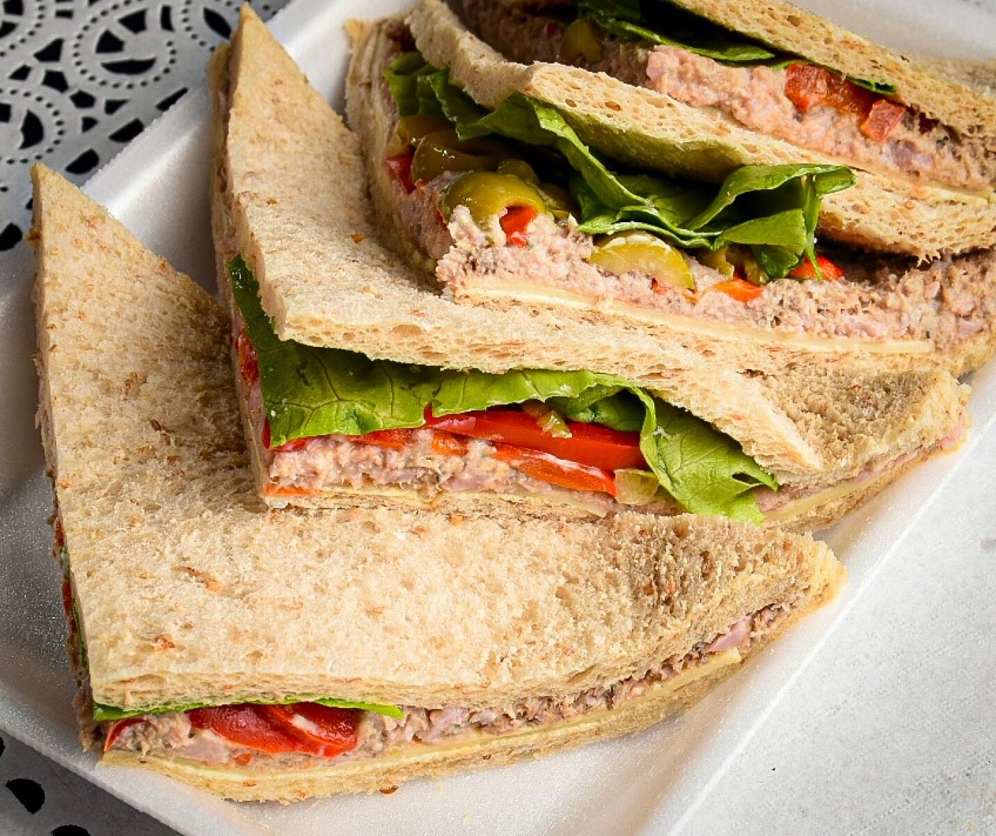 Sandwich de atún (4 unidades) - En pan negro 