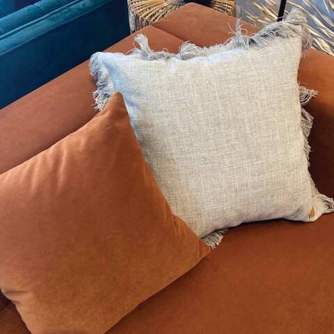 Almohadón Sidney - 60x60cm Gris con flecos 2