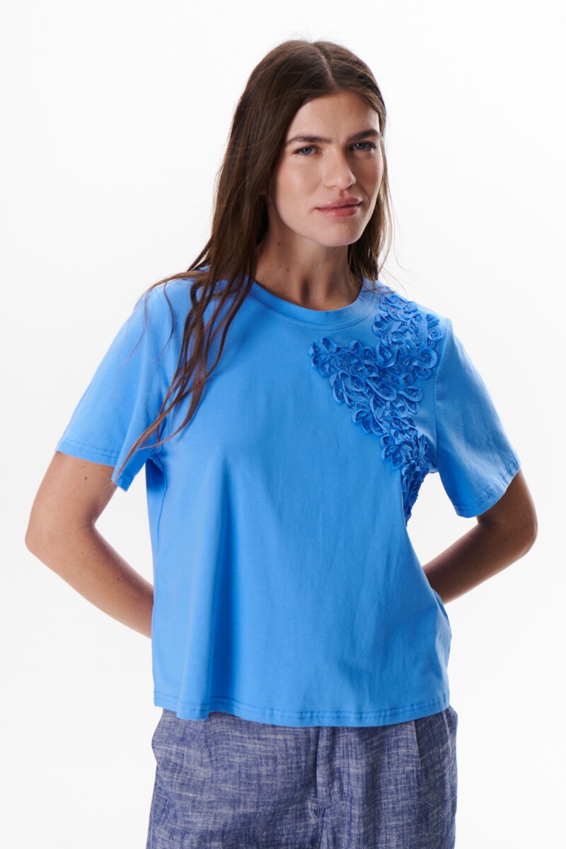 REMERA BLOOM AZUL