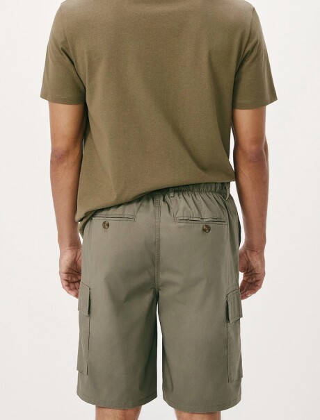 BERMUDA CON BOLSILLOS VERDE