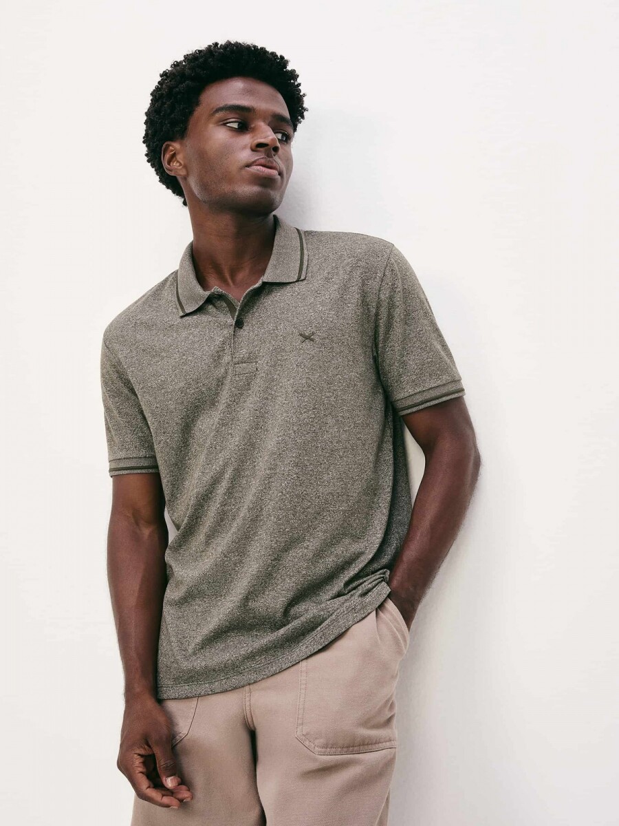 CAMISETA CON CUELLO TEXTURIZDA - VERDE 