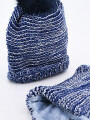 GORRO CON CUELLO AZUL