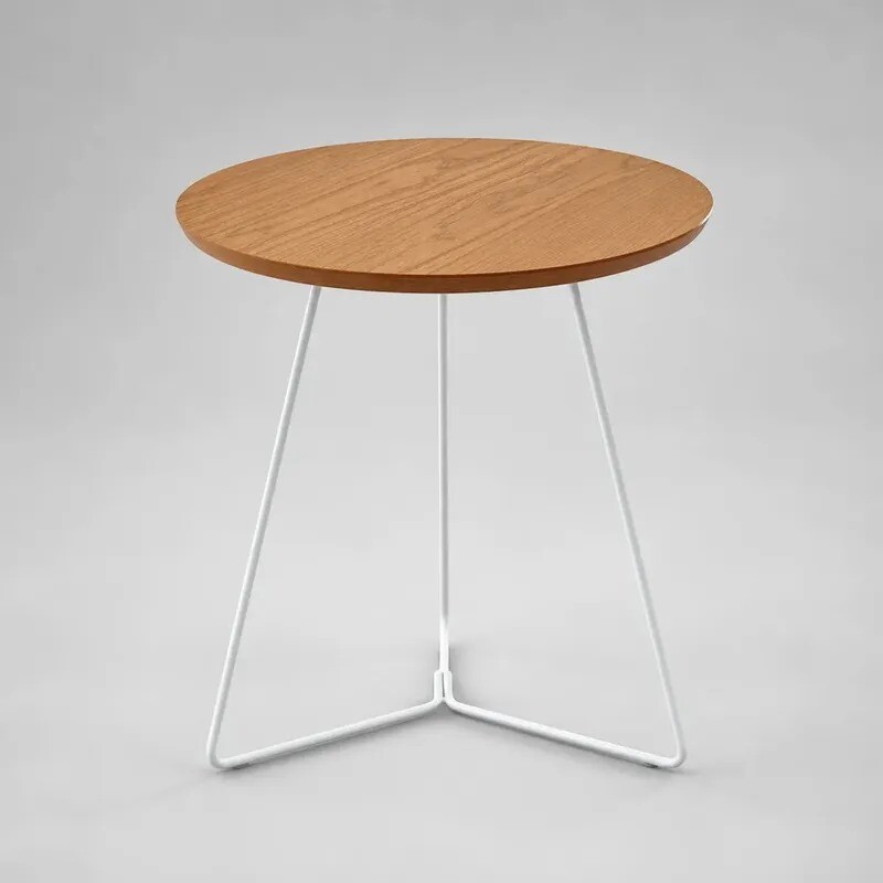 MESA LATERAL REDONDA - TAPA DE MADERA COLOR MIEL Y PIE EN METAL BLANCO MESA LATERAL REDONDA - TAPA DE MADERA COLOR MIEL Y PIE EN METAL BLANCO