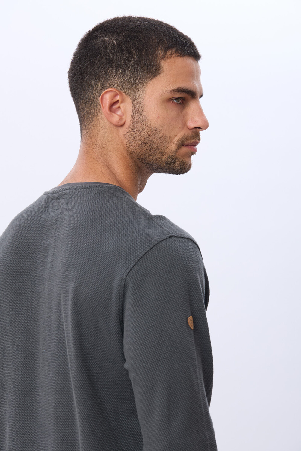 REMERA TEXTURADA DE ALGODÓN GRIS