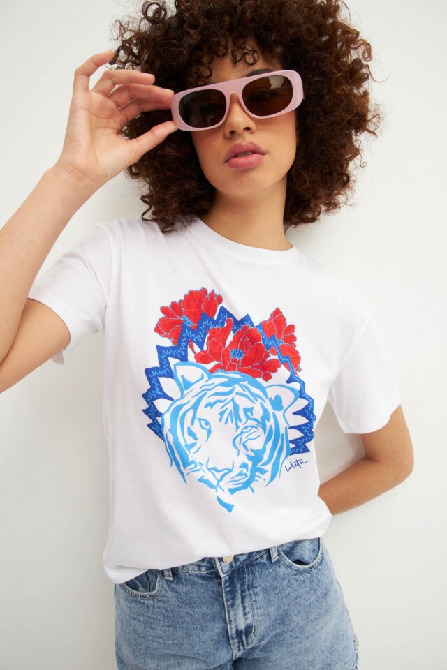 Remera con estampa tigre blanco