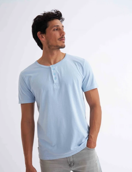 Remera básica Ottis Celeste