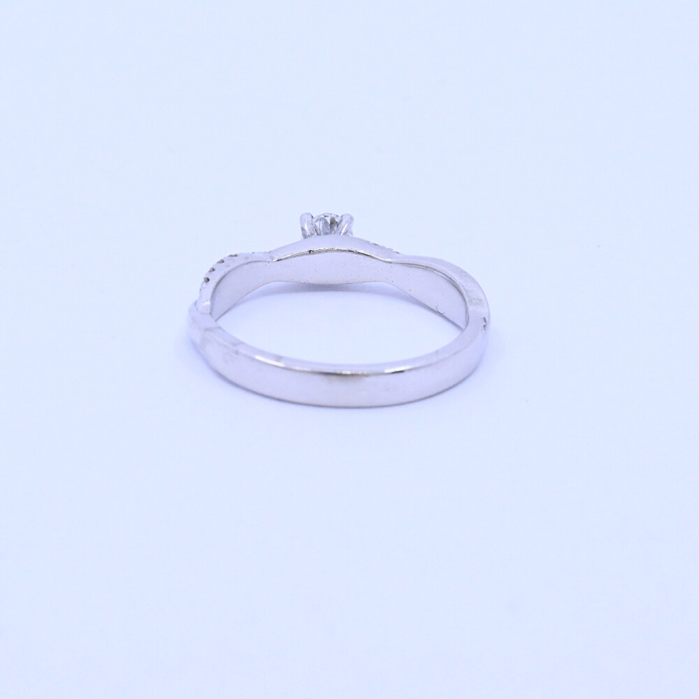 Anillo oro 18k con brillantes. Anillo oro 18k con brillantes.