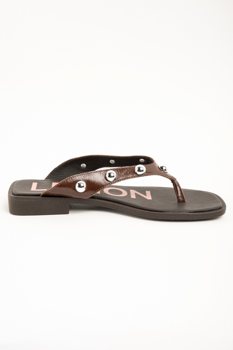 Sandalia Ojota Tachas Chocolate