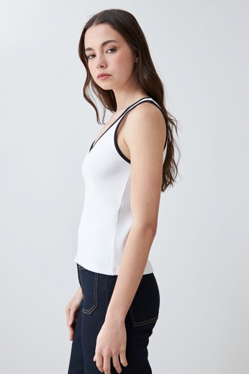 Top canalé con vivo en contraste blanco