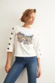 Remera estampada con botones crudo
