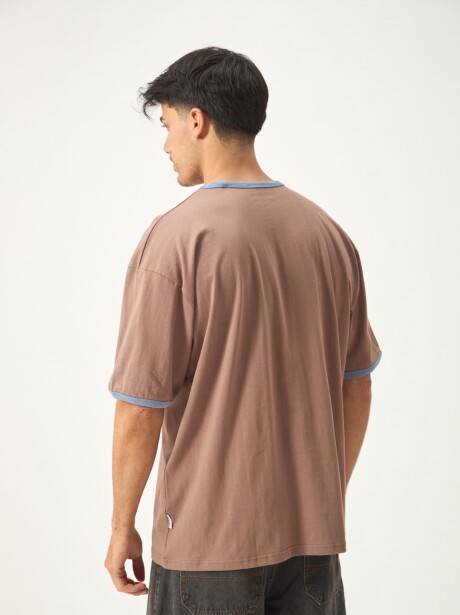 REMERA PLEASURES MARRON