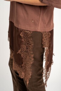 Remera Ruedo Saten Marron