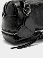 Bolso Tote Efecto Craquelado Con Colgante negro