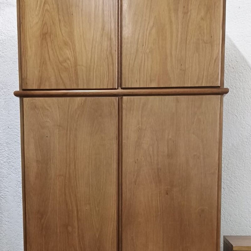 Ropero en Madera 1.05 x 2.25 x 0.54 Ropero en Madera 1.05 x 2.25 x 0.54