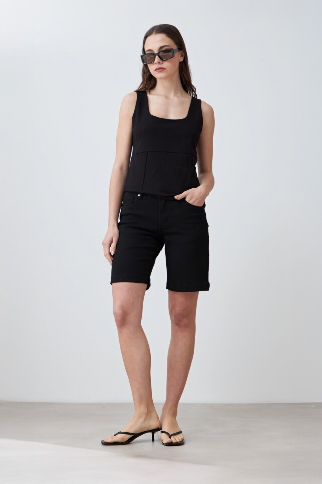 Top escote cuadrado con costuras negro