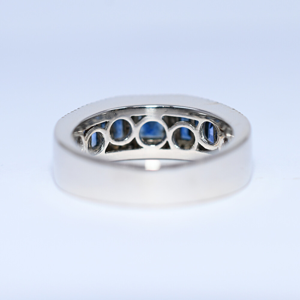 Anillo en oro 18k blanco con brillantes y zafiros azules tallado carré y baguette. Anillo en oro 18k blanco con brillantes y zafiros azules tallado carré y baguette.