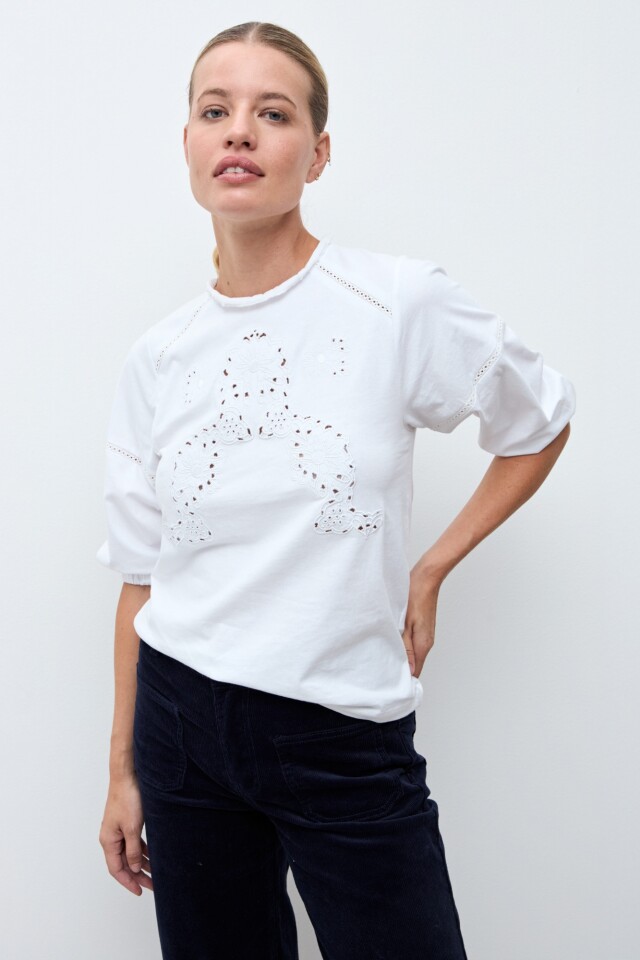 Remera bordada vainillas blanco