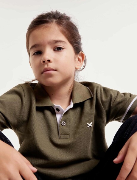 CAMISETA INFANTIL CON CUELLO Y BORDADO VERDE