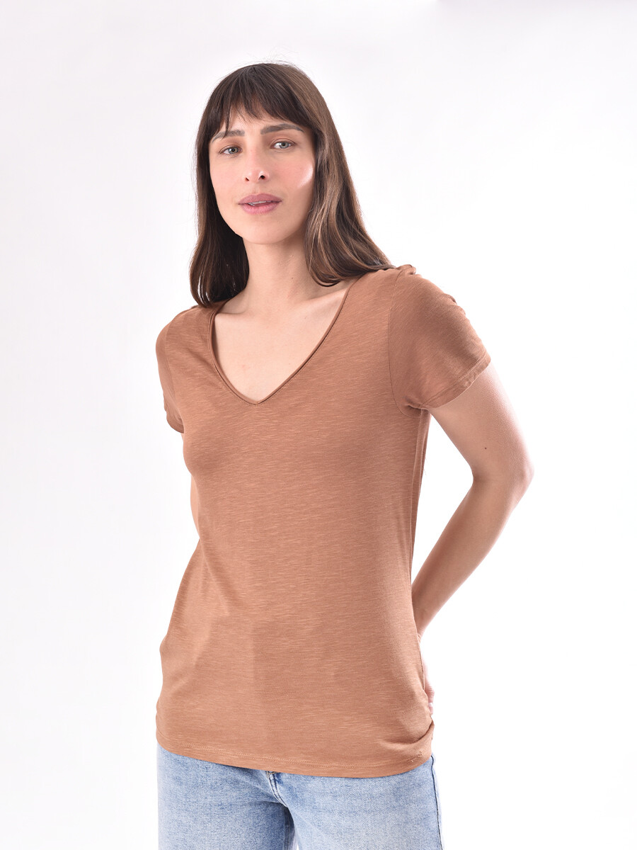 REMERA BASICA VALEN - MARRON 
