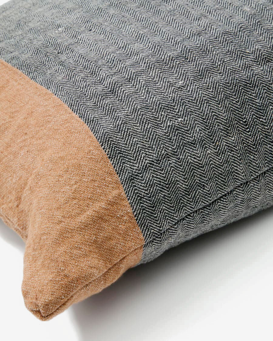 Almohadón Eiko 100% de lino gris con rayas verticales terracota 50 x 50 cm