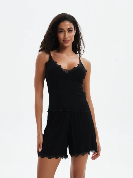 MUSCULOSA CON ENCAJE NEGRO