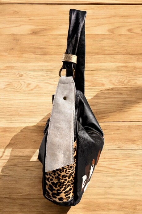 Cartera DEMI Con Arte Pintado A Mano Color Negro Blanco Y Print