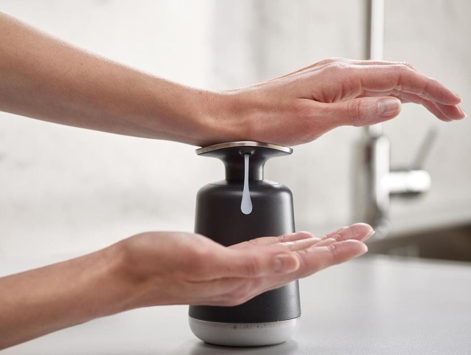 Dispensador de Jabón Presto™ Steel Joseph Joseph 