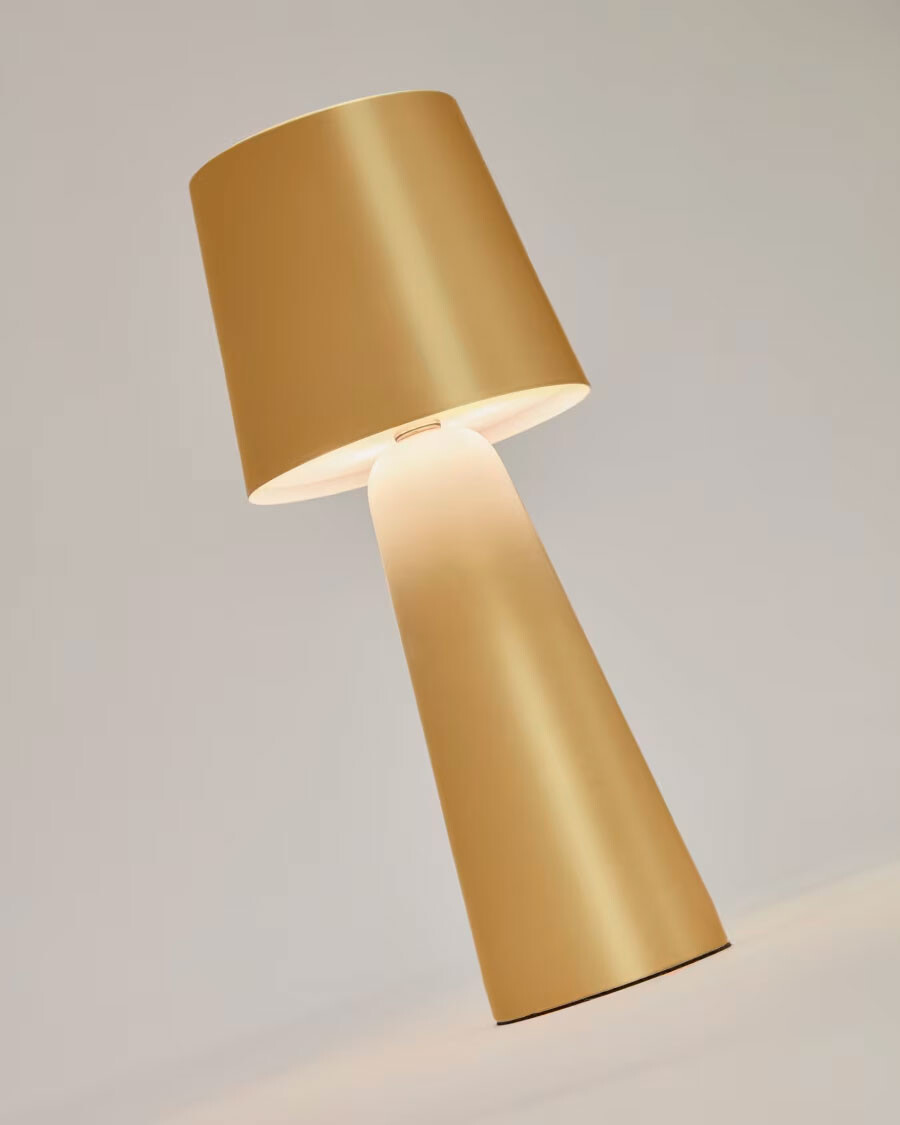 Lámpara de mesa pequeña Arenys de metal con acabado pintado dorado