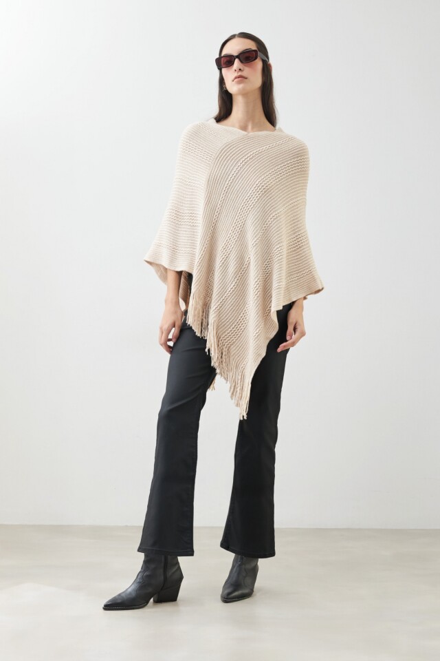 Capa tejida con estructuras y flecos beige