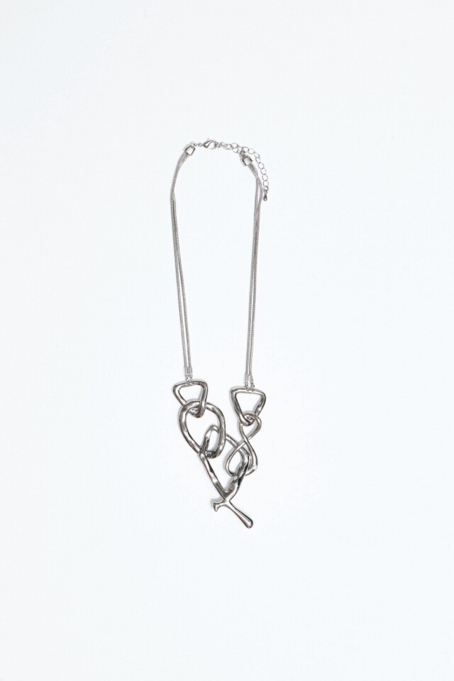 Collar con dijes orgánicos plateado