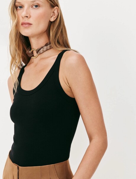 MUSCULOSA BÁSICA ACANALADA NEGRO