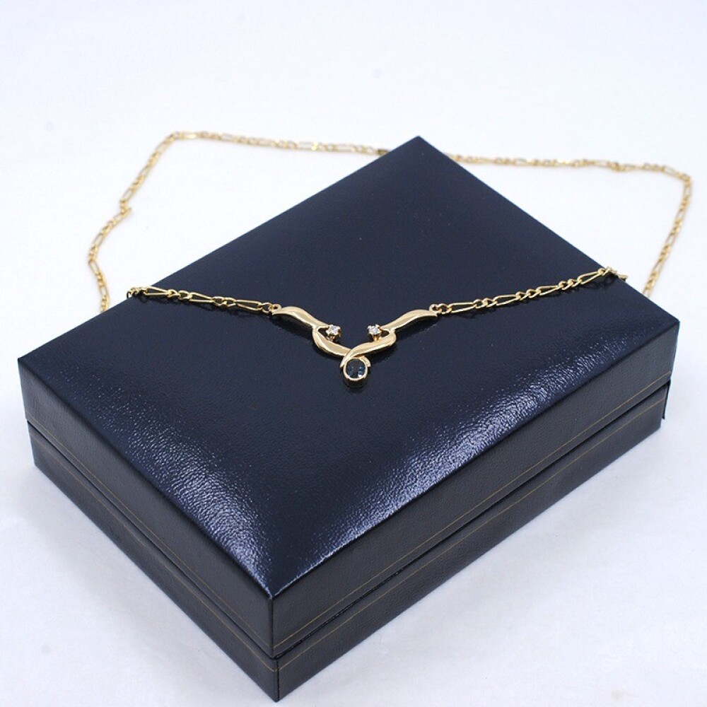 Cadena En Oro 18K Con Centro En Zafiro Y Brillantes Cadena En Oro 18K Con Centro En Zafiro Y Brillantes