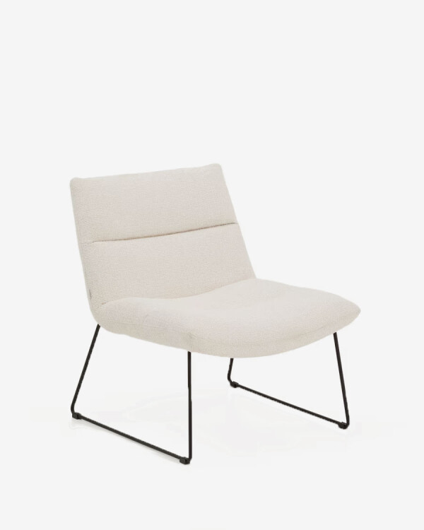 Butaca Asen de chenilla beige y patas de acero negro FSC 100%